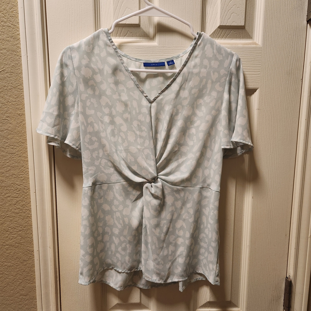 🧡3 for $20 / Women's Light Green V-Neck Top